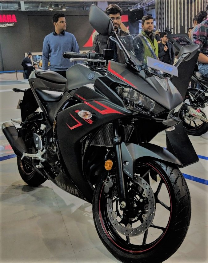 2018-Yamaha-YZF-R3-Black-front-at-2018-Auto-Expo
